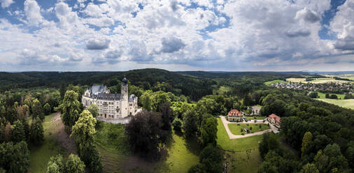 Deutschland, Bayern, Coburg, Hubschrauberpanorama der Wolken über Schloss Callenberg und Umgebung - AMF09488