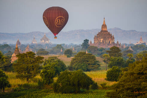 Heißluftballon in der Luft über einem Tempel in Mandalay. - MINF16508