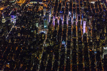Die Stadt New York City, Manhattan, Luftaufnahme bei Nacht. - MINF16510