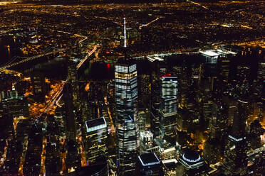 Die Stadt New York City, Manhattan, Luftaufnahme bei Nacht. - MINF16511