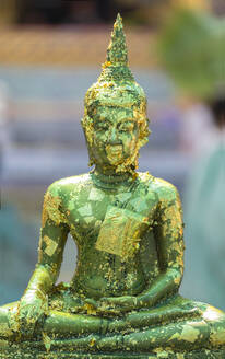 Buddha-Statue mit abblätterndem Blattgold im Grand Palace Bangkok. - MINF16520