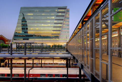 Bahnhof King Street in der Abenddämmerung, Innenstadtarchitektur in Seattle City - MINF16522