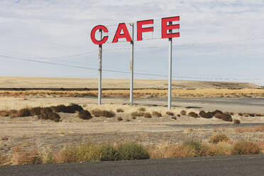 Großes CAFE-Schild über ländlichem Ackerland. - MINF16531