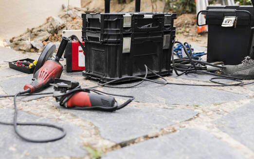 Bauwerkzeuge und Werkzeugkasten auf dem Fußweg - JCCMF06025