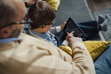 Junge E-Learning durch Tablet-PC von Großvater zu Hause - VPIF05629