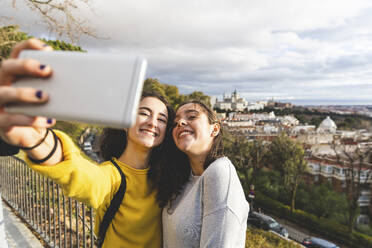 Glückliche Freunde nehmen Selfie durch Smartphone auf sonnigen Tag - WPEF05954