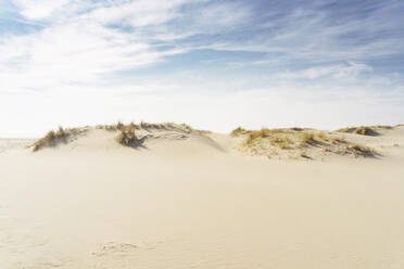 Sanddünen unter bewölktem Himmel an einem sonnigen Tag - CHPF00844