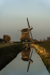 Spiegelung einer Windmühle auf dem Wasser - CHPF00848