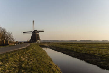 Kanal bei einer Windmühle auf einem landwirtschaftlichen Feld - CHPF00849