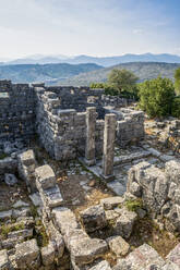 Ruinen von Steinstrukturen in der archäologischen Stätte von Orraon, Arta, Griechenland - MAMF02173