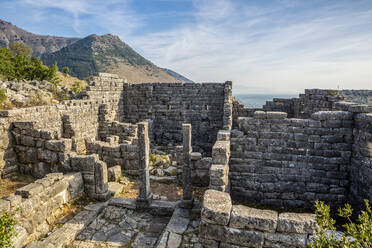 Alte verfallene Strukturen in der archäologischen Stätte von Orraon, Arta, Griechenland - MAMF02175