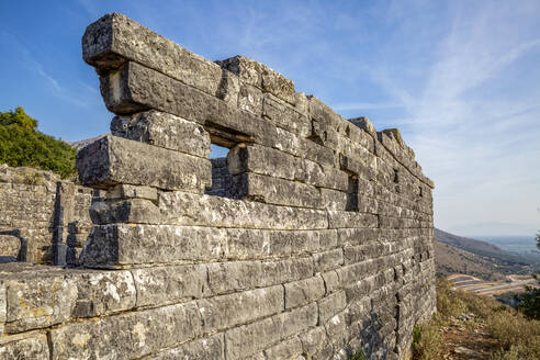 Ruinen einer Steinmauer in der archäologischen Stätte von Orraon, Arta, Griechenland - MAMF02178
