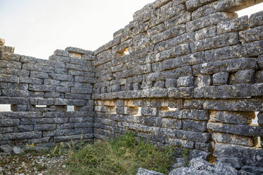 Ruinierte Mauern in der antiken archäologischen Stätte von Orraon, Arta, Griechenland - MAMF02180