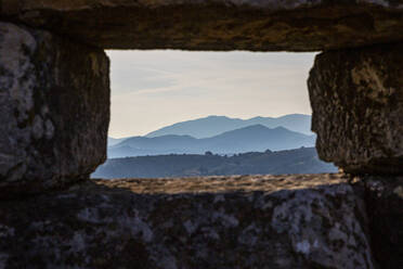Blick auf die Berge von der antiken Mauer der archäologischen Stätte von Orraon, Arta, Griechenland - MAMF02181