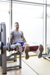 Junger Mann beim Training im Fitnessstudio - IFRF01578