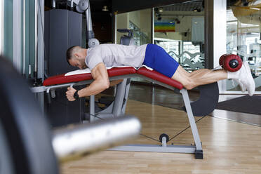 Mann macht Beintraining im Fitnessstudio - IFRF01581