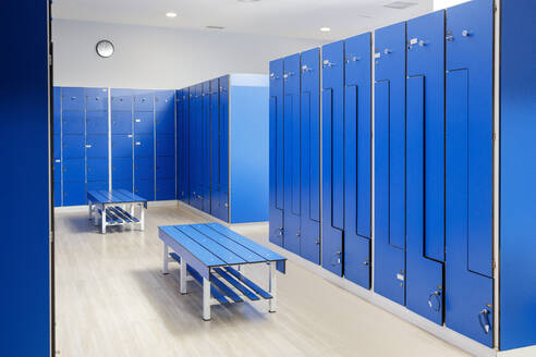 Leere blaue Umkleidekabine im Fitnessstudio - IFRF01603