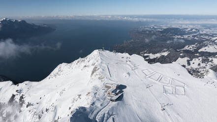 Luftaufnahme des Schnees auf dem Berggipfel des Rochers de Naye, Schweiz. - AAEF14359