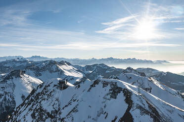 Blick aus der Luft auf eine Berglandschaft in der Schweiz. - AAEF14371