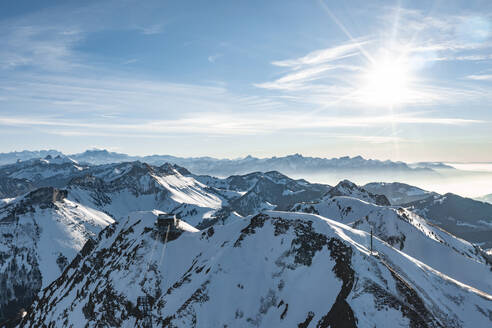 Blick aus der Luft auf eine Berglandschaft in der Schweiz. - AAEF14371