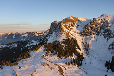 Blick aus der Luft auf eine Berglandschaft in der Schweiz. - AAEF14373