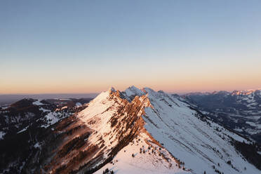 Blick aus der Luft auf eine Berglandschaft in der Schweiz. - AAEF14376
