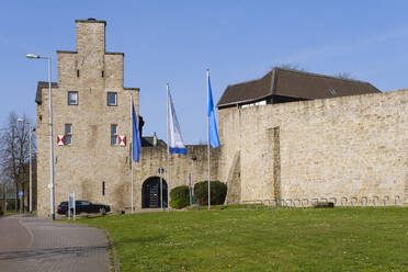 Deutschland, Nordrhein-Westfalen, Mülheim an der Ruhr, Straßenbeleuchtung und Fahnenmasten vor dem Schloss Broich - WIF04493