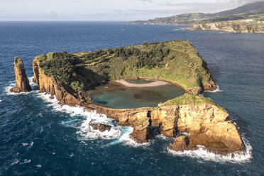 Luftaufnahme der Insel Vila Franca da Campo auf den Azoren, Portugal. - AAEF14391