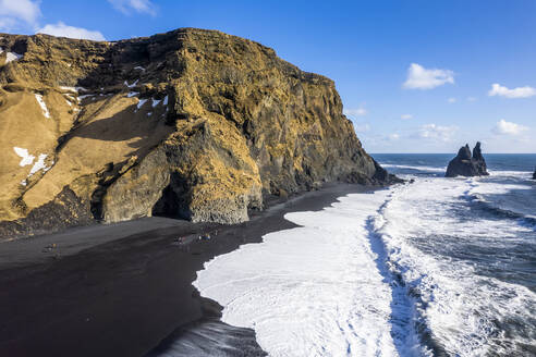 Luftaufnahme der Höhlen von Halsanefshellir an der Küste mit schwarzem Sandstrand, Island. - AAEF14402