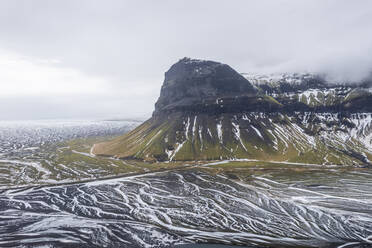 Luftaufnahme einer schönen Berglandschaft im Winter mit Schnee in Island. - AAEF14408
