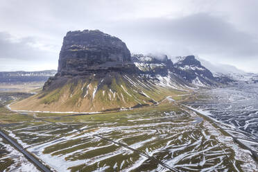 Luftaufnahme einer schönen Berglandschaft im Winter mit Schnee in Island. - AAEF14410