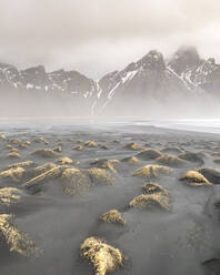 Luftaufnahme des Berges Vestrahorn im Winter in Island. - AAEF14415