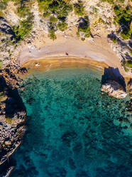 Luftaufnahme von Cala el Golfet, einem schönen Strand bei Palafrugell, Girona, Spanien. - AAEF14426