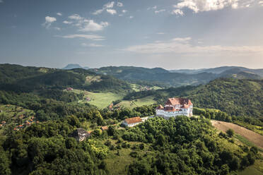 Luftaufnahme von Dvor Veliki Tabor, einer Burg und einem ethnografischen Museum auf dem Lande, Kroatien. - AAEF14450