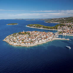 Luftaufnahme von Primosten, einer kleinen Stadt an der Küste in Kroatien. - AAEF14461