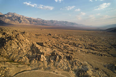 Luftaufnahme der Alabama Hills im Death Valley National Park, Lone Pine, Kalifornien, Vereinigte Staaten. - AAEF14469