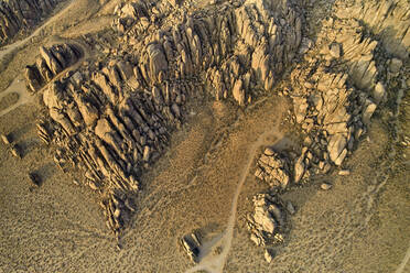 Luftaufnahme von Felsformationen und Canyons im Death Valley National Park, Lone Pine, Kalifornien, Vereinigte Staaten. - AAEF14470