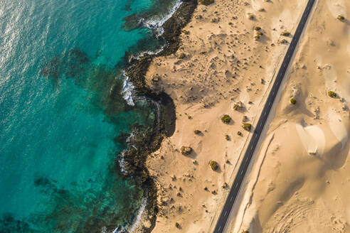 Luftaufnahme einer Straße durch die Wüste im Naturpark Corralejo Sanddünen, Fuerteventura, Kanarische Inseln, Spanien. - AAEF14473