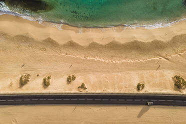 Luftaufnahme eines schönen Strandes entlang der Straße im Naturpark Corralejo, Fuerteventura, Kanarische Inseln, Spanien. - AAEF14478