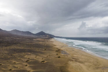 Luftaufnahme von Playa de Cofete, einem endlosen Strand entlang des Bergkamms in Cofete, Fuerteventura, Kanarische Inseln, Spanien. - AAEF14479