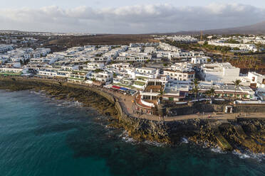 Luftaufnahme von Playa Blanca, einem berühmten Reiseziel im Süden von Lanzarote, Kanarische Inseln, Spanien. - AAEF14484