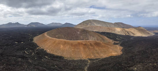 Luftaufnahme der Caldera Blanca, des größten Vulkans der Insel Lanzarote, Lanzarote, Kanarische Inseln, Spanien. - AAEF14486