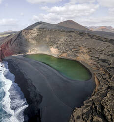 Luftaufnahme von El Lago Verde (Grüner See) entlang der Küste mit schwarzem Sandstrand bei El Golfo, Lanzarote, Kanarische Inseln, Spanien. - AAEF14490