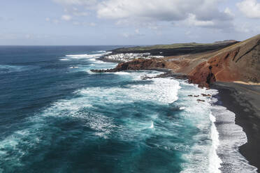 Luftaufnahme von El Golfo, einer kleinen Stadt an der Küste in der Nähe von El Lago Verde (Grüner See), Lanzarote, Kanarische Inseln, Spanien. - AAEF14491