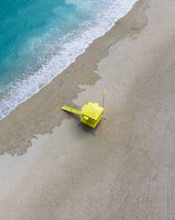 Luftaufnahme eines Rettungsschwimmerturms am Playa Chica in Puerto del Rosario, Fuerteventura, Kanarische Inseln, Spanien. - AAEF14498