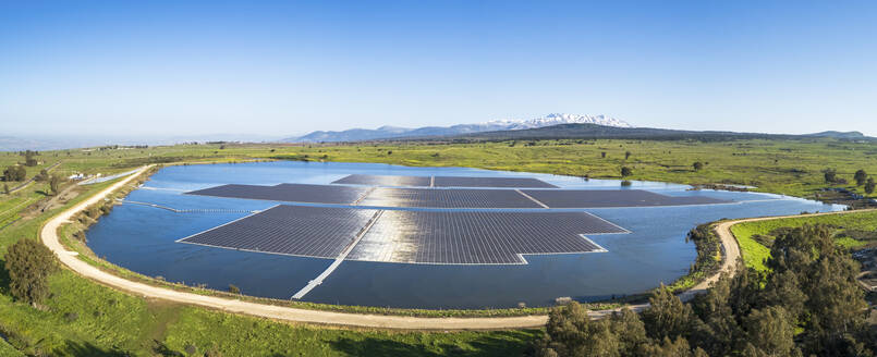 Panoramaluftaufnahme eines mit schwimmenden Solarzellen bedeckten Wasserreservoirs, Orvim Reservoir, Golanhöhen, Israel. - AAEF14505