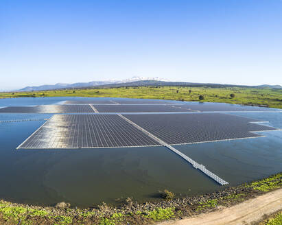 Luftaufnahme eines mit schwimmenden Solarzellen bedeckten Wasserreservoirs, Orvim Reservoir, Golanhöhen, Israel. - AAEF14506