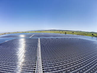 Luftaufnahme eines mit schwimmenden Solarzellen bedeckten Wasserreservoirs, Orvim Reservoir, Golanhöhen, Israel. - AAEF14507