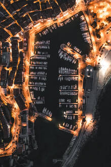 Luftaufnahme des Hafens Port de Cassis bei Nacht in Südfrankreich. - AAEF14522