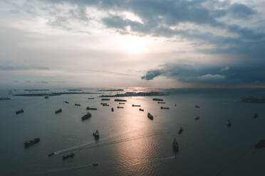 Luftaufnahme der Insel Bukom von der Insel Sentosa in Singapur. - AAEF14525